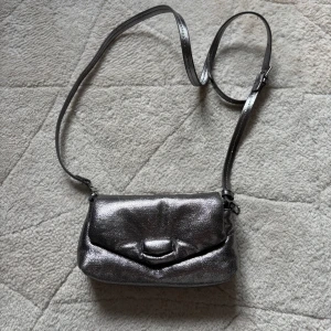 Väska - fin silver metallic väska från zara