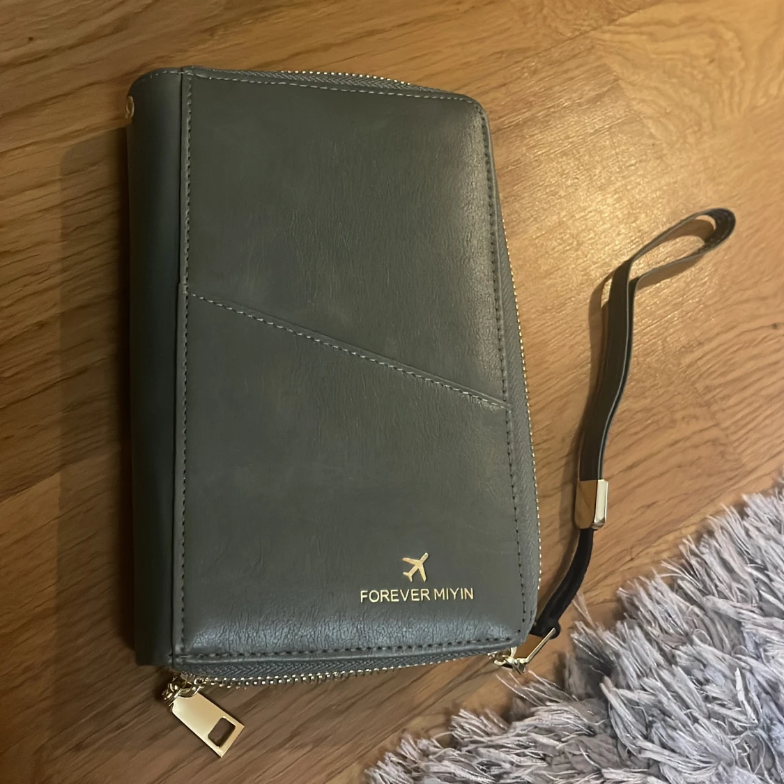 Grön plånbok från Forever Mijin