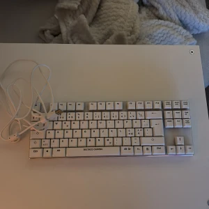 Vit tangentbord från Deltaco Gaming - Säljer ett stilrent vitt tangentbord från Deltaco Gaming. Det har en kompakt design med numerisk del och funktionstangenter. Perfekt för gaming eller kontorsarbete. Ansluts via USB-kabel.