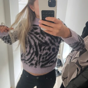 Stickad tröja  - Säljer denna stickade mönstrade tröjan pågrund av att den aldrig kommer till användning längre💓💓