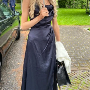 Mörkblå maxiklänning - Mörkblå maxiklänning  i satin från maya deluxe med smala axelband. Är petite i storlek 32. Använd en gång!🫶