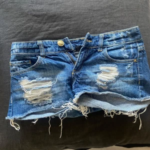 Lågmidjade jeansshorts  - Jätte snygga men tyvärr för små kom privat om du undrar något 