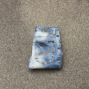 Nudie jeans - Säljer ett par feta nudie jeans som är i 9/10 skick sitter slim fit👌