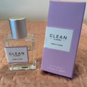 Simply Clean från Clean Classic - Fräsch och lätt parfym från Clean Classic i doften Simply Clean. Perfekt för den som gillar rena och subtila dofter. Mängd kvar; se bild (ca 70%). 100:- 
