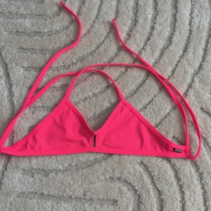 Rosa bikiniöverdel från Jolyn - Snygg rosa bikiniöverdel från Jolyn med. Tillverkad av 100% polyester från Italien, vilket ger en skön och hållbar känsla. Ny pris 400 säljs för 120 kr. Perfekt för tävlingen över tävlingsbaddräkten.💗👙