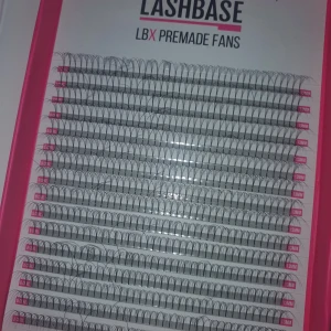 Fransar - Ögonfransförlängning. Perfekta för att skapa fylliga och dramatiska fransar. Dessa premade fans är lätta att applicera och ger ett professionellt resultat. Perfekt för dig som vill ha en snabb och enkel lösning för vackra fransar. D CURL 13mm