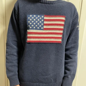 USA Gant stickad tröja - USA Gant stickad tröja, skick är 8/10, finns en liten fläck (se bild 3) men den går bort i tvätten med vanish. Tröjan passar er som är 165-170. Hör av er vid fler frågor och funderingar