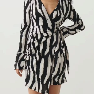 Zebramönstrad omlottklänning - Säljer en jättesöt oanvänd klänning från ginatricot. Jättefin men tyvärr för liten för mig. Den är storlek S. 