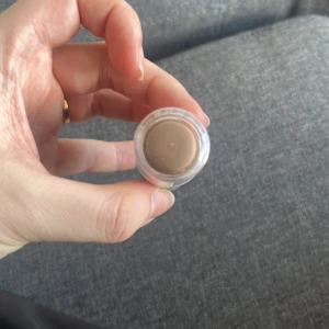 Bronzer från Milk Makeup - Säljer en krämig bronzer från Milk Makeup färgen BAKED i en praktisk stickform. Perfekt för att ge ansiktet en naturlig lyster. Enkel att applicera och smidig att ta med i väskan. Den är endast använd två ggr 