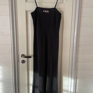 Svart byxdress  - Byxdress från Fila. Använd ett antal gånger. Nypris 800kr. Jag är 167 och bena slutar typ lite över ankeln, så inte långa. Träningsmatarial så väldigt stretchig. Om du vill ha en bild hur den ser ut på är det bara att fråg😊