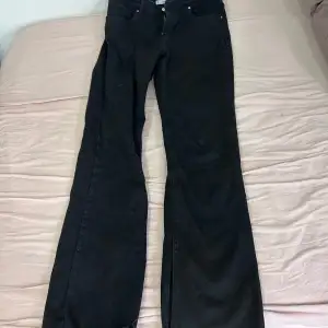 Snygga svarta straight jeans från MANGO med öppna kanter. Stängs med dragkedja och knapp🌸