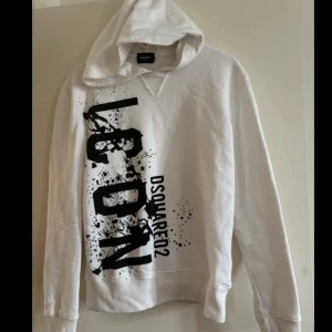 Dsquared2 hoodie - Storlek M men passar också S, riktigt fet. Skick 9/10, endast 449.