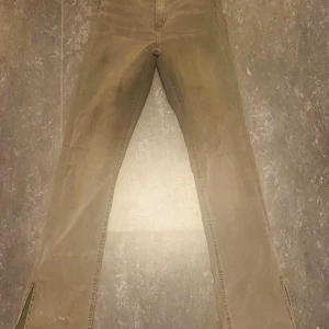 Gråa jeans från Generic - Snygga gråa jeans från Generic med en klassisk design. De har en rak passform och är högmidjade, vilket ger en bekväm och stilren look. Perfekta för en avslappnad stil.