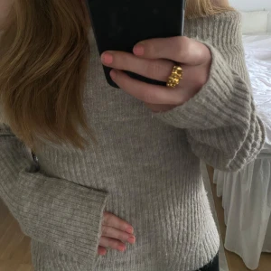 Beige ribbad offshoulder tröja - Säljer en snygg beige ribbstickad offshoulder tröja från Hm🤎Den har en mjuk och fin passform, passar nästan alla storlekar!                                 Använd två gånger, som ny😍                                                Pris kan diskuteras☺️