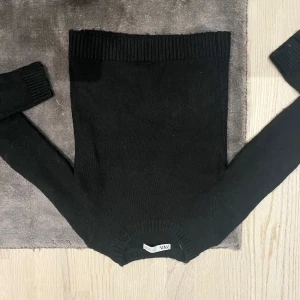 Svart stickad tröja från Zara - Säljer en stilren svart stickad tröja från Zara. Tröjan har långa ärmar och en klassisk rund halsringning. Perfekt för kyligare dagar och enkel att matcha med olika outfits.säljer för den är för liten.