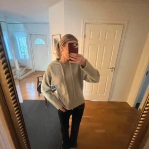 Grå stickad hoodie - Superfin och skön grå stickad hoodie ifrån zara, nypris låg på ca 700kr💗