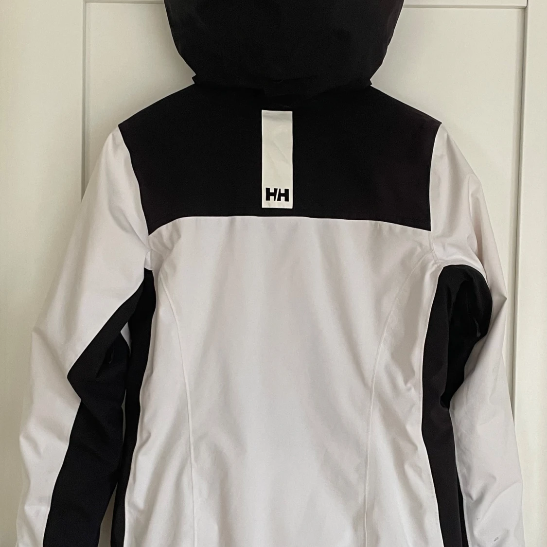 Vit och svart skidjacka dam i strl M från Helly Hansen - 1