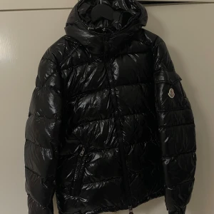 Moncler jacka - Använd ett fåtal gånger, inga defekter. Extra dragkedja ingår. Nfc finns