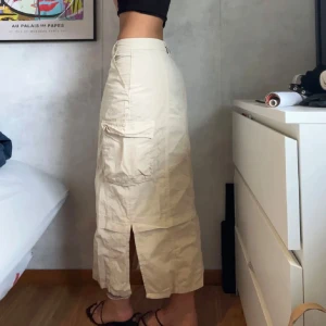 Beige cargo långkjol med slits - Snygg beige långkjol med slits på sidan.