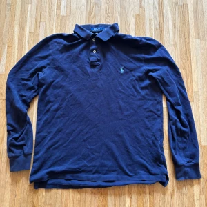 Mörkblå pikétröja från Ralph Lauren - Mörkblå Polo piké i size L. Fint skick! 