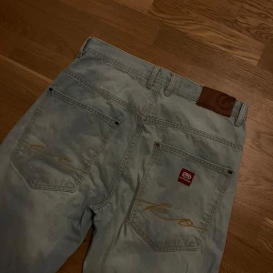 Eckō untld loose fit jeans - Tja! Säljer nu dessa feta raka ecko untld jeans på grund av att de ej kommer till användning! - Skick: 8/10 - Modell: loose fit - Storlek 32/32 men passar även större! - Tveka ej på att skriva vid eventuella frågor!! Mvh Lucas