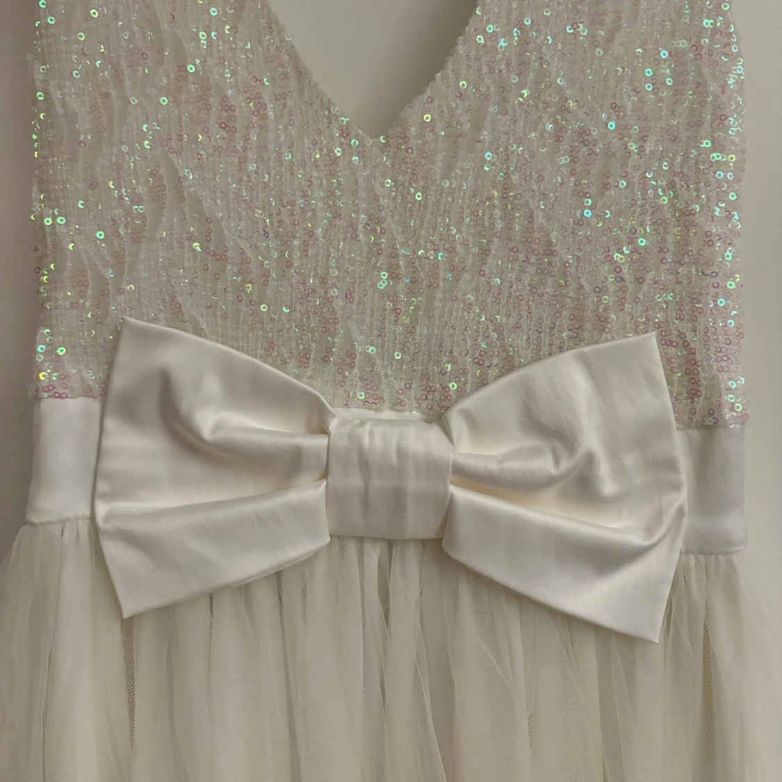 Vit glittrig klänning med rosett - 2