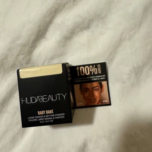 Huda Beauty Baby Bake Loose Baking & Setting Powder - Säljer Huda Beauty Baby Bake löspuder. Färgen är banana bread o är lite för mörk för mig. Har inte använt den men har tagit av plastskyddet o såg redan på svampen att den var för mörk 