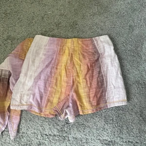 Flerfärgade shorts från Zara - Aldrig använda, säljer då dem inte kommit till användning.