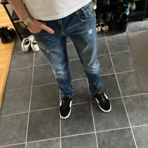 Replay anbass  - Säljer dessa sjukt trendiga replay anbass jeans då de hej längre används. Riktigt fint skick 9.5/10. Nypris ligger på 1899, mitt pris 599! Kom privat för fler frågor eller funderingar