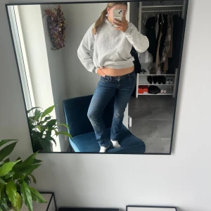 Blå jeans från LTB - Snygga blå jeans från LTB med en klassisk femficksdesign. De har en normal passform och är perfekta. Jeans är i storleken W29 L32 Så fina låg midja det och boot cat!! Tveka inte om ni är intresserade eller har frågor