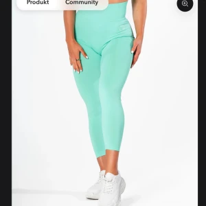 Radiant scrunch - Turquoise - Snygga mintgröna leggings med hög midja. Perfekta för träning eller en avslappnad dag. De har en tight passform som framhäver figuren och ger bra stöd.