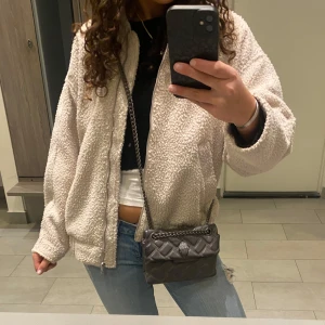 Beige teddyjacka - Mysig beige teddyjacka med dragkedja framtill. Jackan har en avslappnad passform och långa ärmar, perfekt för kyligare dagar. Den är tillverkad i ett fluffigt material som ger en trendig look🧸🧸😊. Hör gärna av er vid frågor!
