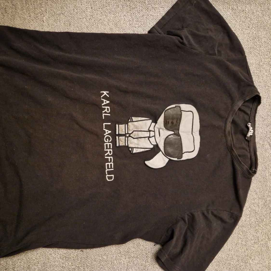 Svart t-shirt med Karl Lagerfeld-tryck