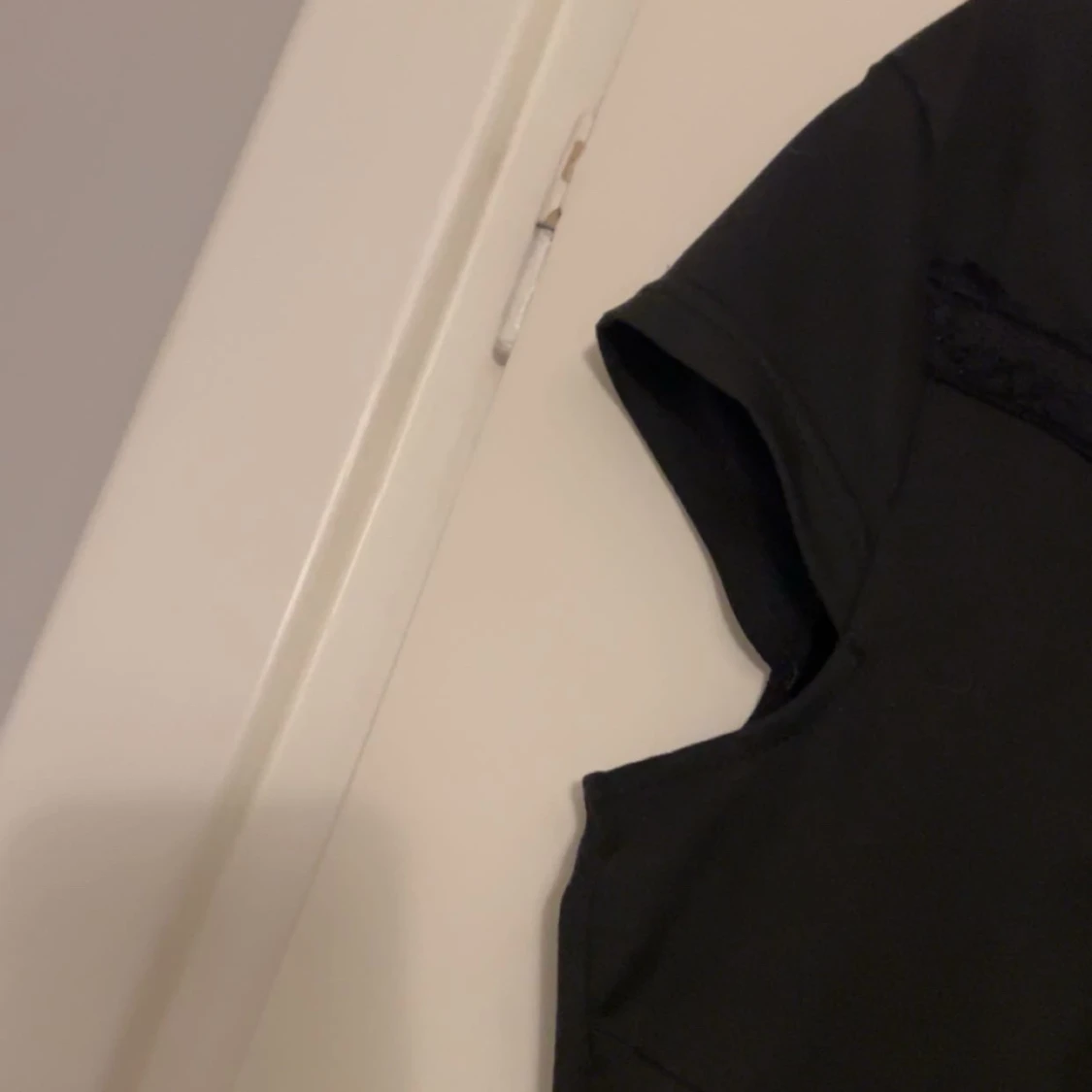 Svart kortärmad topp med spets  - 3