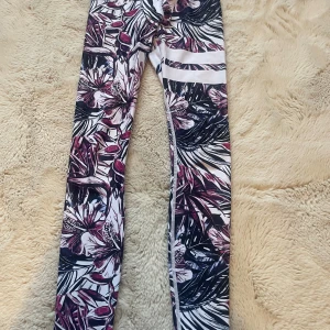 Stronger byxor med blommor - Snygga leggings från stronger som tagit hands om väl.