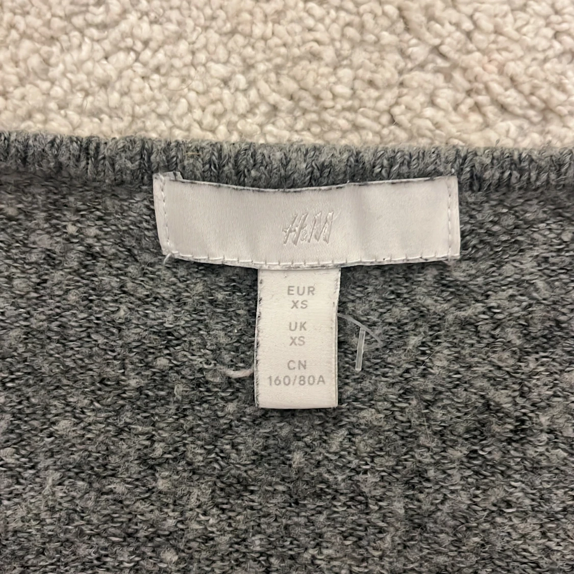 Grå v-ringad tröja från H&M - 1