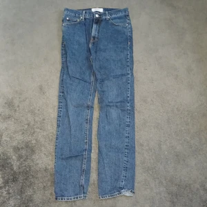 Blå jeansbyxor från Les Deux - Snygga blå jeansbyxor från Les Deux med en klassisk straight passform. De har en midwaist och är tillverkade i bomull. Perfekta för en avslappnad stil.