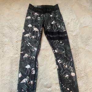 Stronger byxor med flamingos - Snygga leggings från stronger som tagit hands om väl.