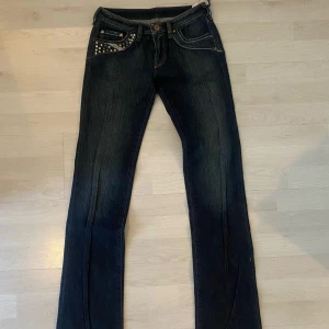Diesel kycut  - Snygga mörkblå jeans från Kycut med coola nitar på fram- och bakfickorna. Storlek w25/l32, midjemått 30, Grenmått 19 och innebenslängd 83