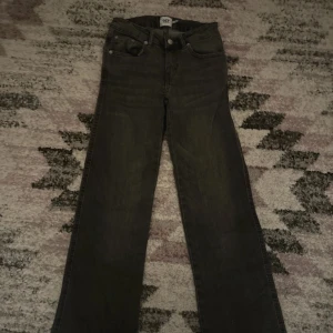 Svarta jeansbyxor från 157 - Snygga svarta jeansbyxor från 157 i storlek XXS. Byxorna har en klassisk design med fem fickor och knappgylf. Perfekta för en stilren look.