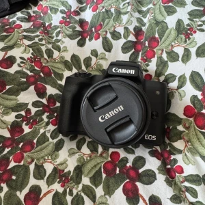 CANON EOS M50 - Säljer en Canon EOS M50 kamera. Perfekt för både nybörjare och mer erfarna fotografer. Ultimata kameran för vlogg-format! Priset går att diskutera vid snabb affär!
