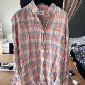 Skjorta Our Legacy - Sparsamt använd our legacy skjorta i storlek 48 herr