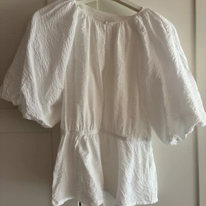 Blus ifårn ellos. - Säljer denna blus då den inte kommer till användning, endast använd 1 gång så den är som ny🥰