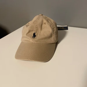Ralph lauren keps - 10/10 skick helt ny. Nypris 600kr! Fick den för några dagar sedan men säljer den eftersom det är ej min stil! Vid flera frågor kom privat🤩🎉