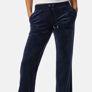 Juicy byxor mörkblå  - Bra skick, använder inte, storlek S, mörk blå