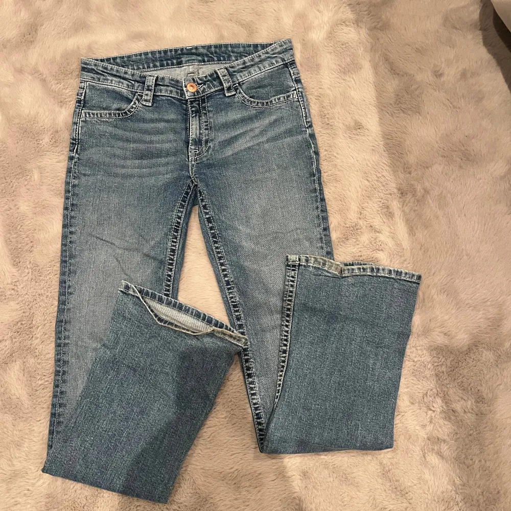 Ascoola jeans med true religion liknande tryck på fickorna från Gina Young i storlek 170 passar mig bra som är en S. Jeans & Byxor.