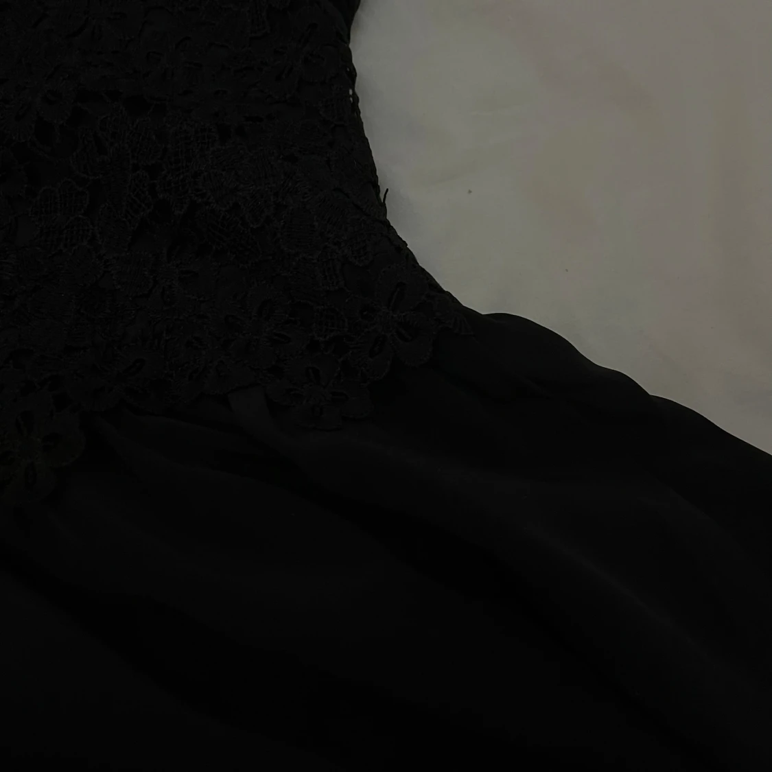 Svart blouse med dekoration - 91