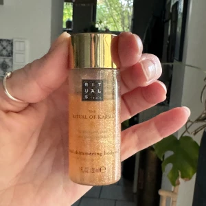 Rituals shimmering body oil  - Provad pytte lite, men kommer inte till användning tyvärr. Doft karma från rituals, glittrande kropps olja. 20ml