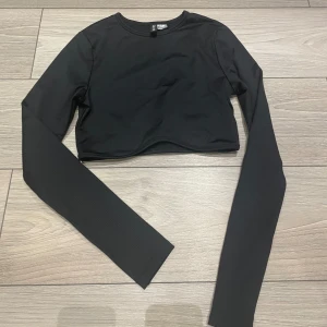 Tight tröja - Väldigt tight, osäker på storlek, kan vara S men känns verkligen som Xs. Knappt använd och i nyskick. Finns i Stockholm 🌸