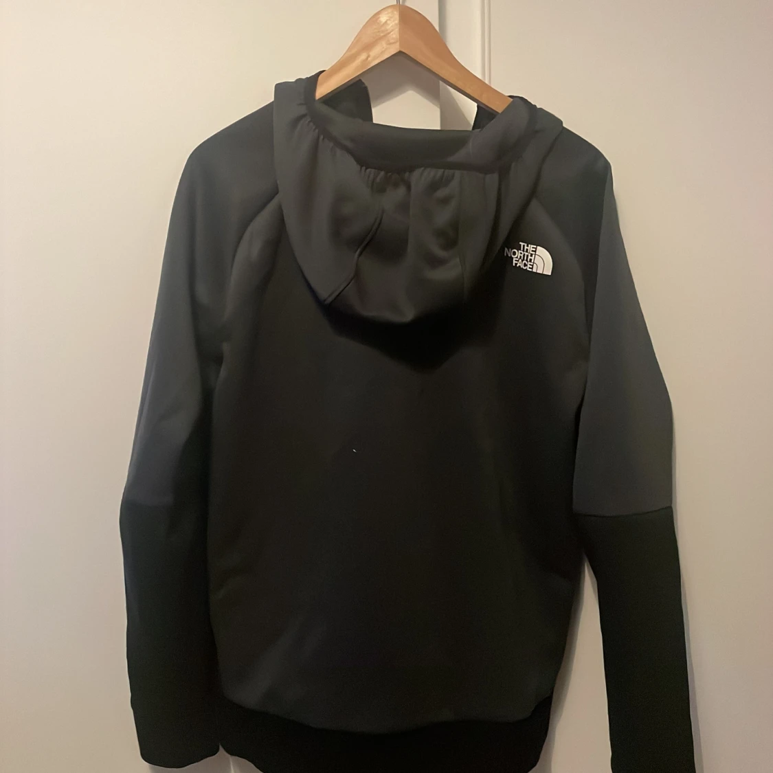 Svart och grå jacka från The North Face - 90